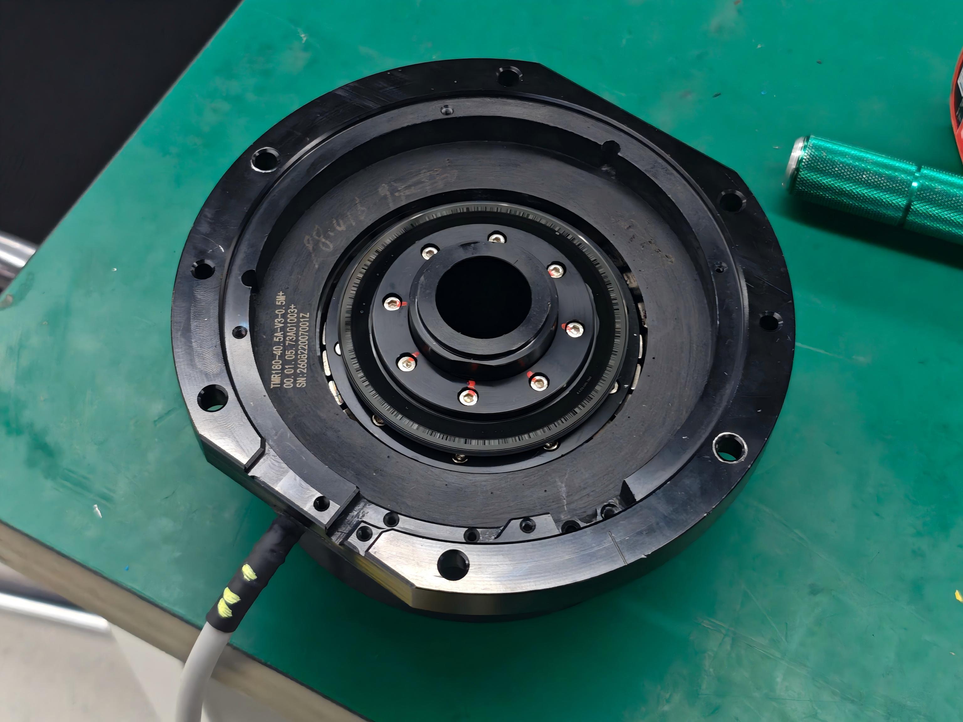Anpassad ramlös DD-motor med högt vridmoment och hög precision, med broms