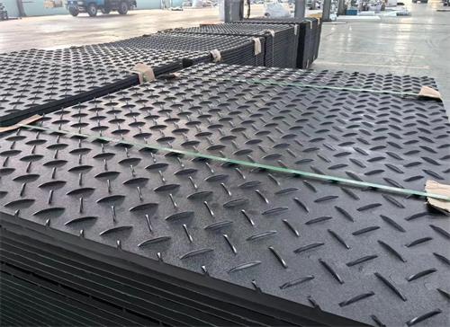 Polyethylene anti-slip plastic paving slabs used on construction sites weigh only 1/7 of steel plates, yet have a stronger load-bearing capacity.