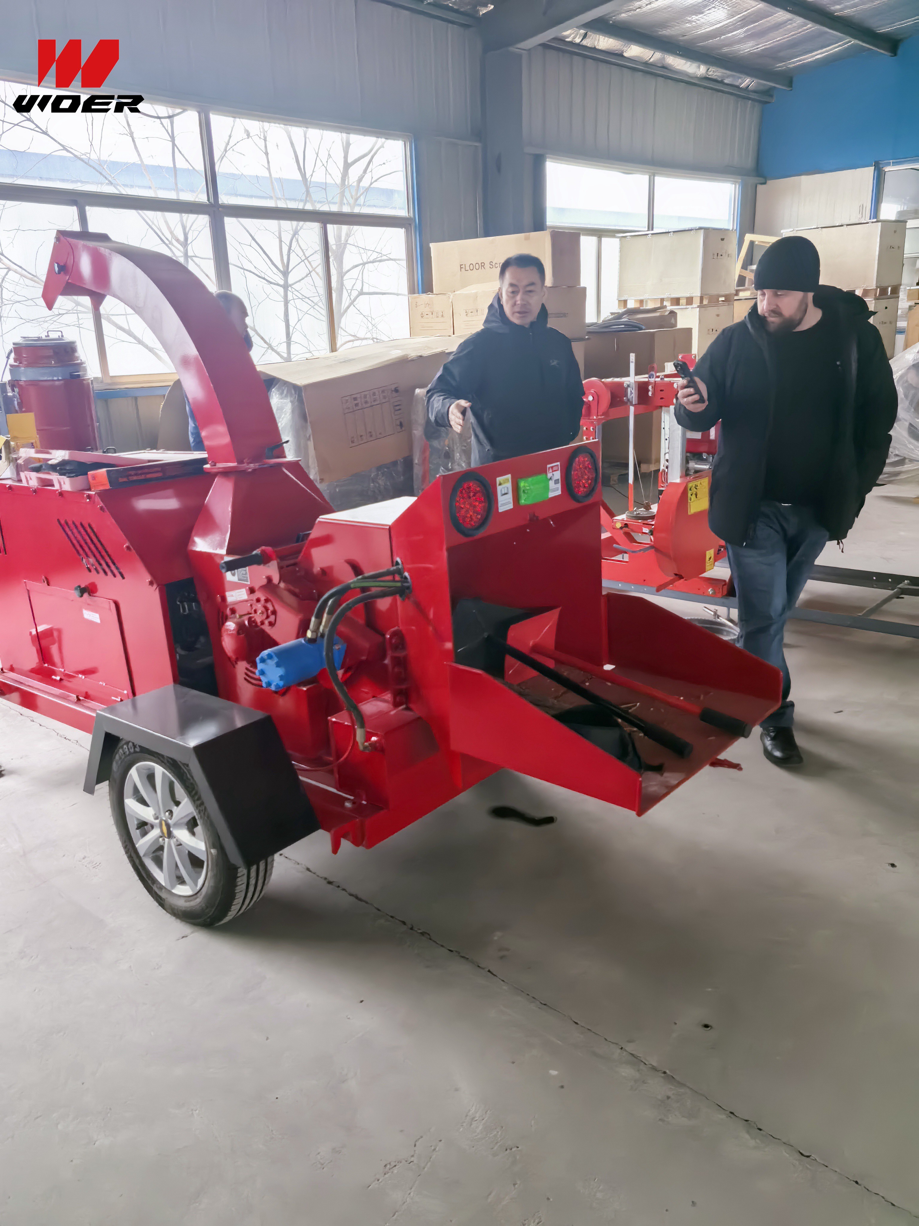 Canadian clients visited the factory to inspect the wood chipper. Canadian clients visited the factory to inspect the wood chipper.