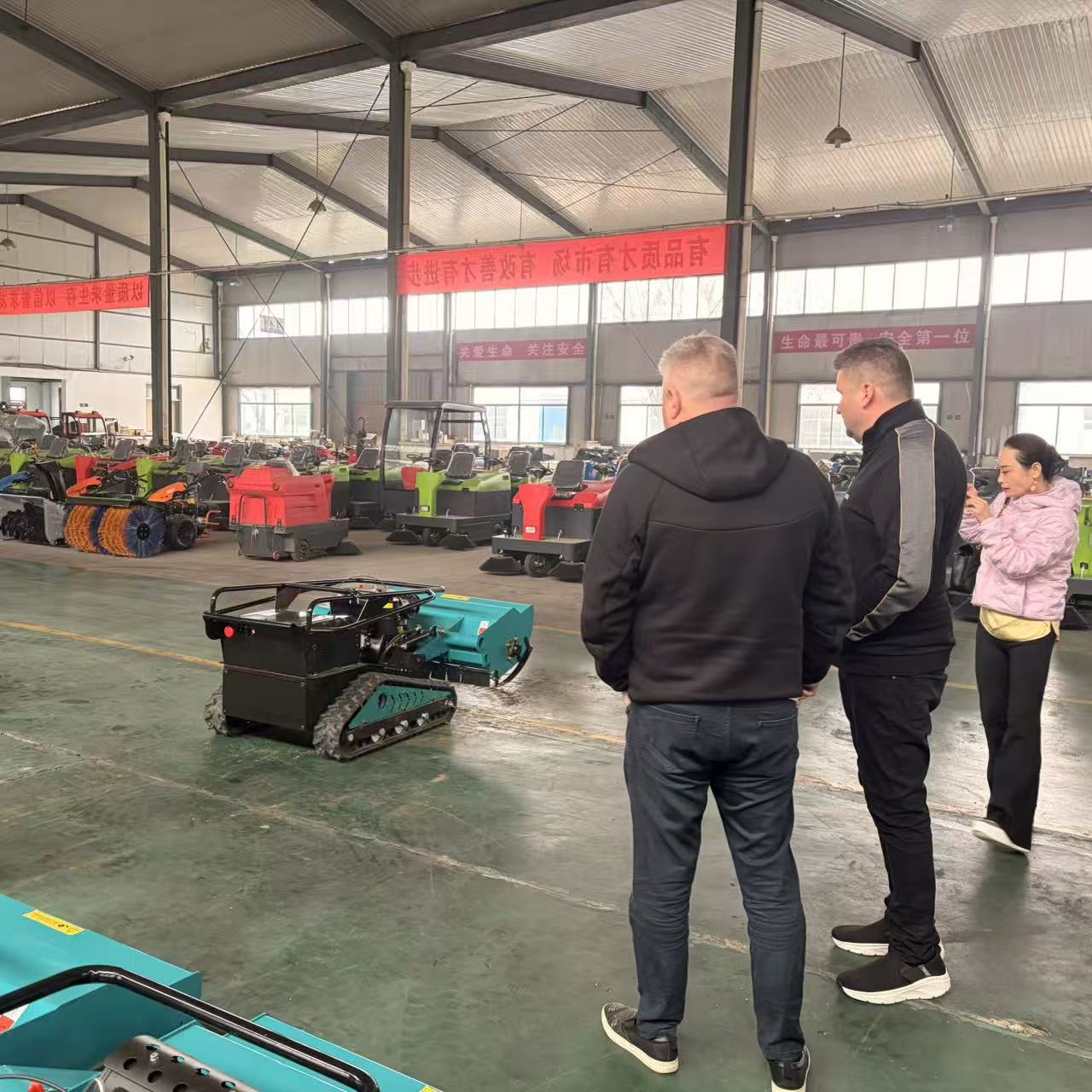 Canadian Clients Visit VOER Factory and Reach Procurement Cooperation, Signing Order for 3 Containers Canadian Clients Visit VOER Factory and Reach Procurement Cooperation, Signing Order for 3 Containers