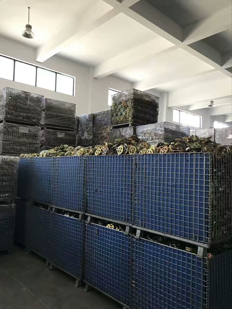 Equipped with hollow board storage cages A3