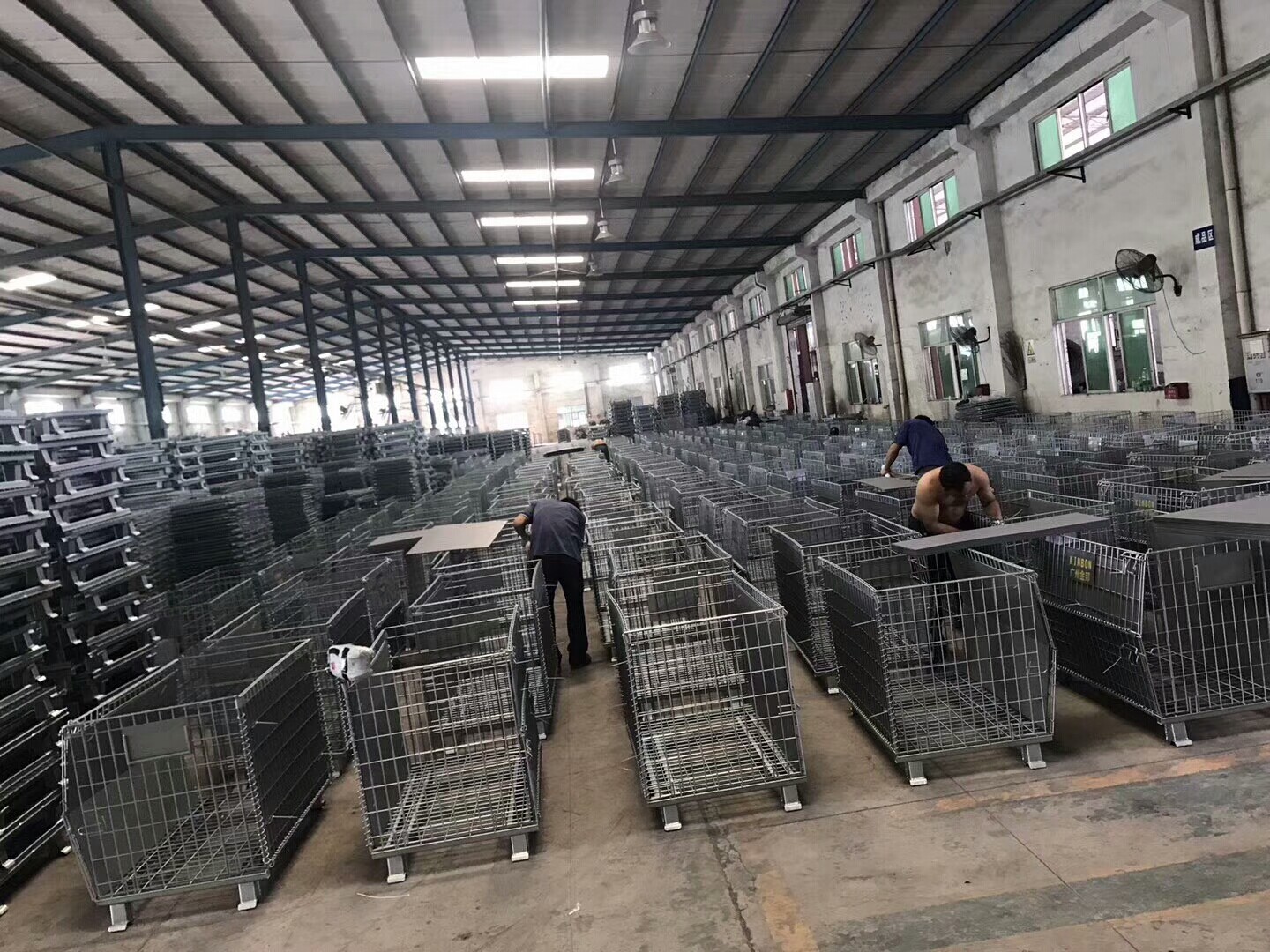 Equipped with hollow board storage cages B4