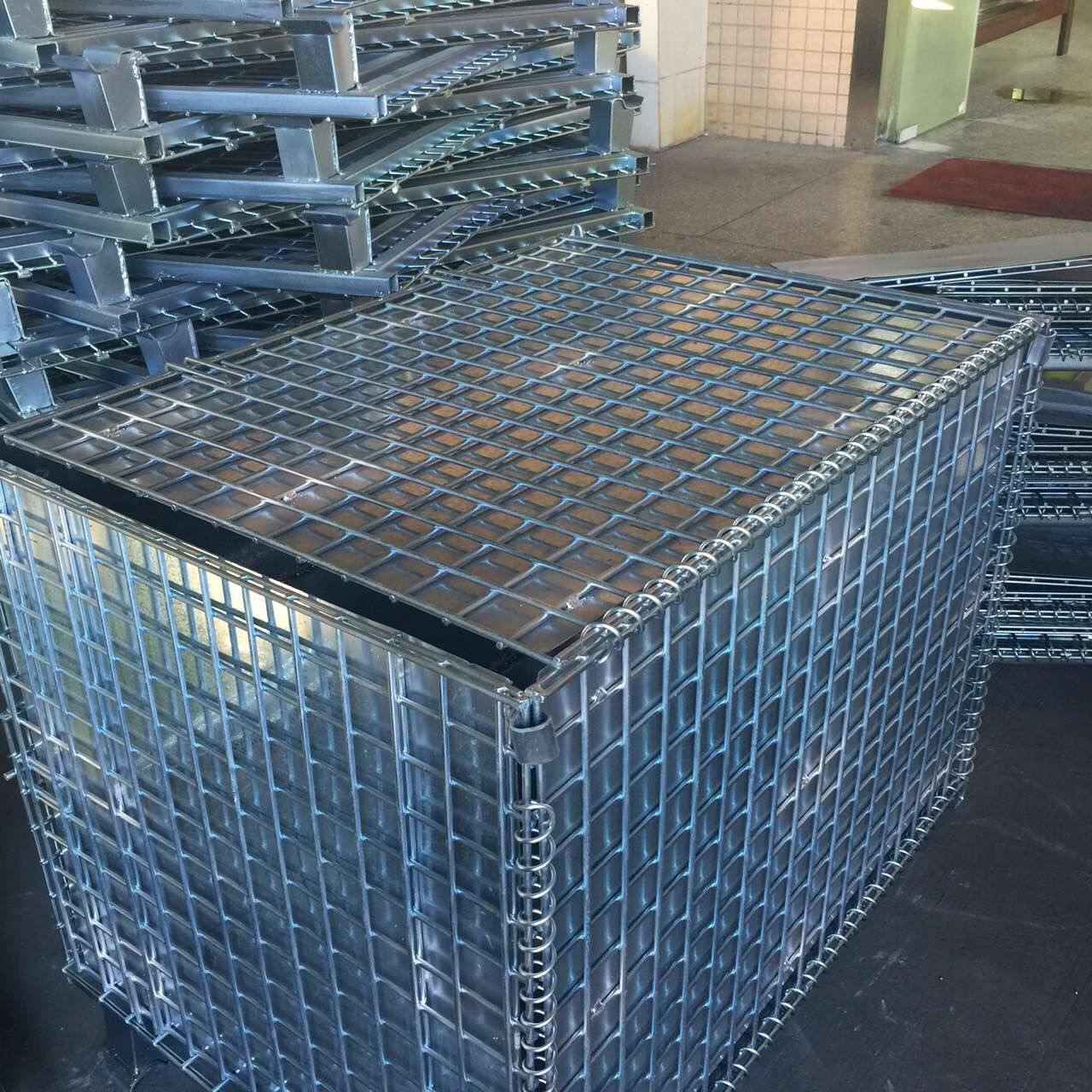 Equipped with galvanized steel storage cages B3
