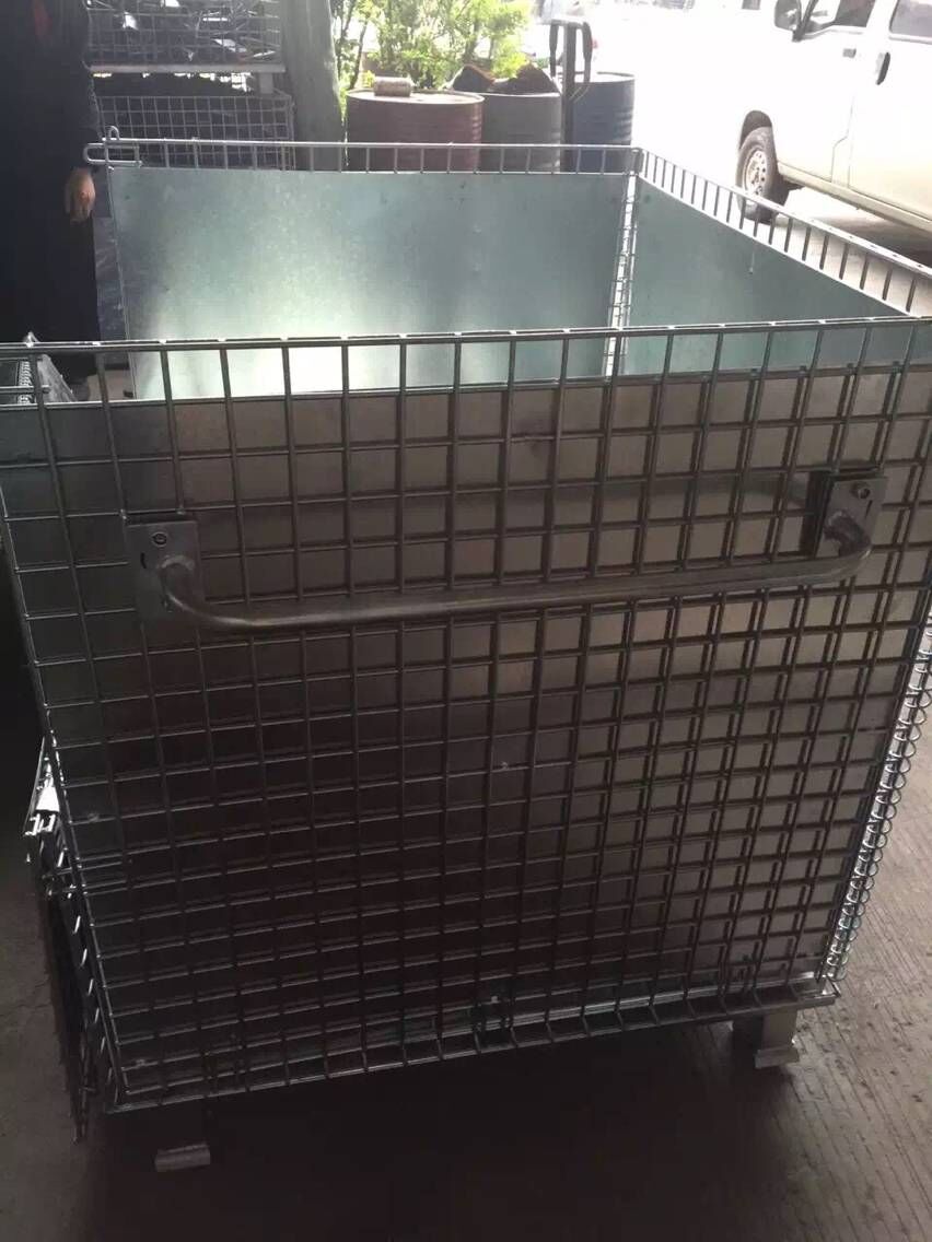 Equipped with galvanized steel storage cages B1