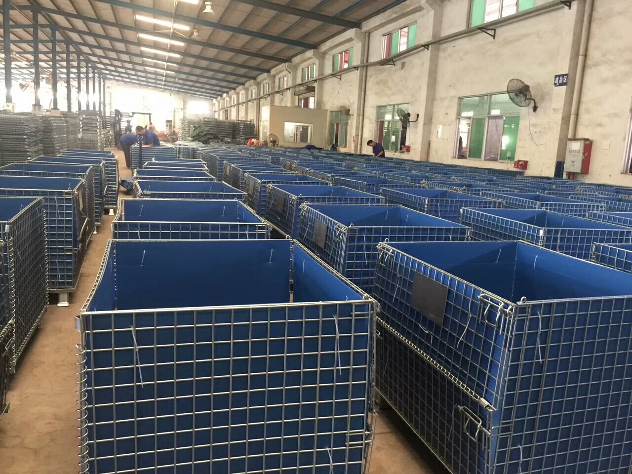 配备中空板存储笼 C2