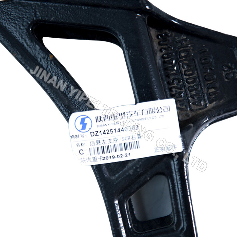 DZ14251440303 Soporte izquierdo de la suspensión trasera SCR Derecho SHACMAN