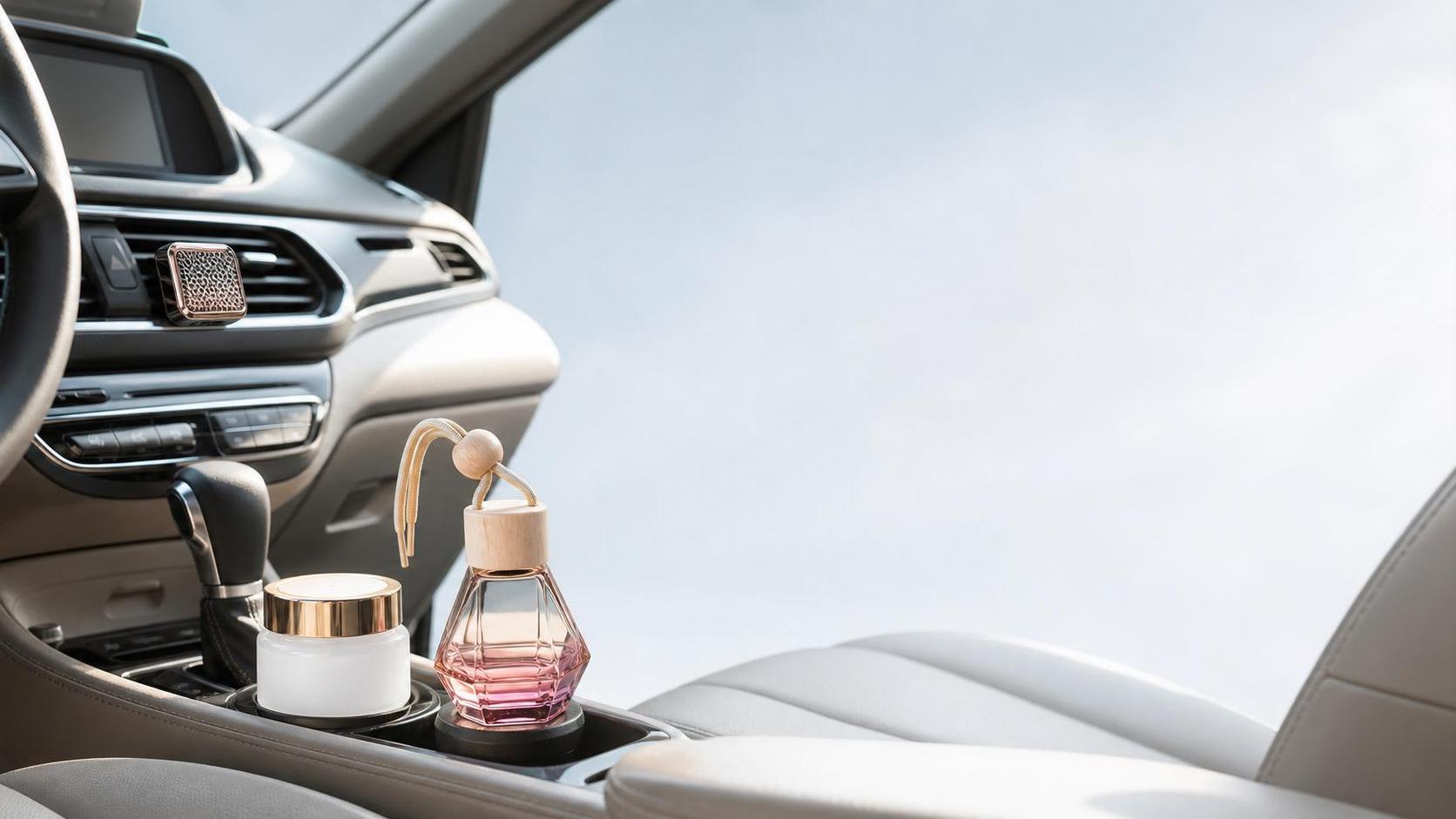 Désodorisant pour voiture: quels types fonctionnent le mieux pour les trajets quotidiens et les petits habitacles?