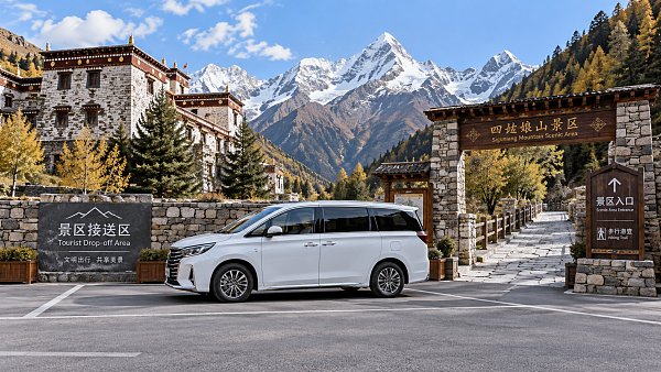 Will the driver-guide on a small-group tour of western Sichuan provide commentary inside scenic areas?