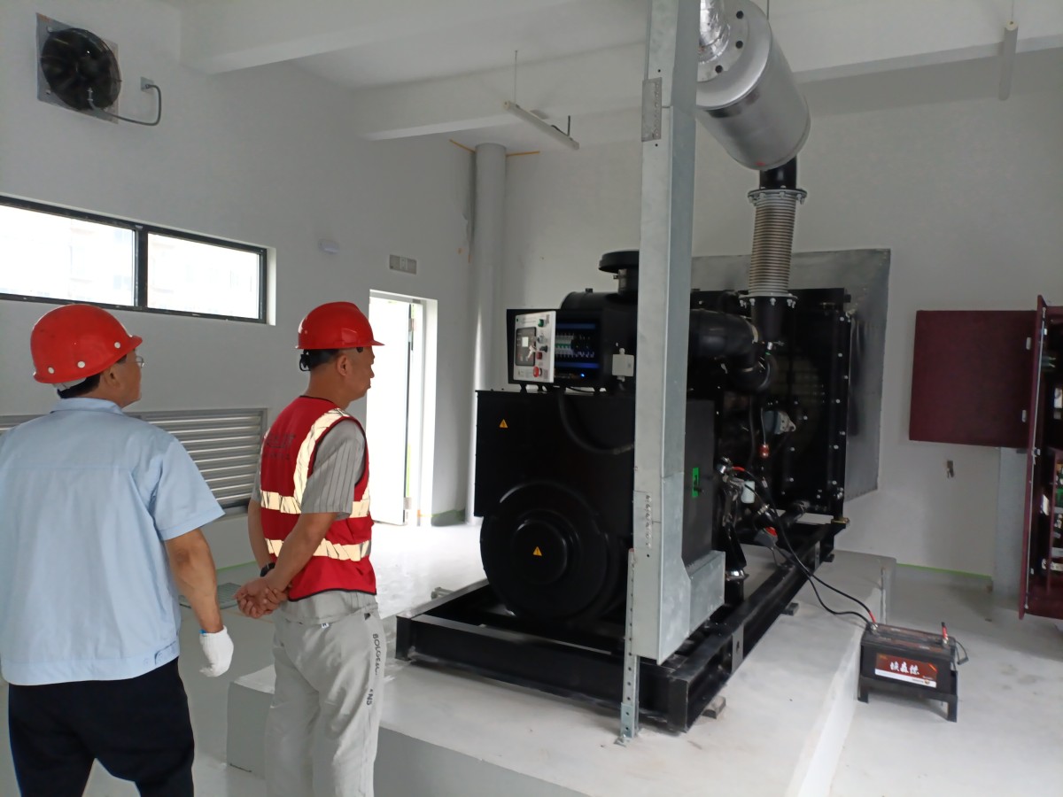 太仓400KW康明斯发电机组调试培训现场24.6 (8) Our 400KW Cummins generator set has been delivered to a certain bureau of China Railway, and on-site training and debugging will assist in efficient use of the machine