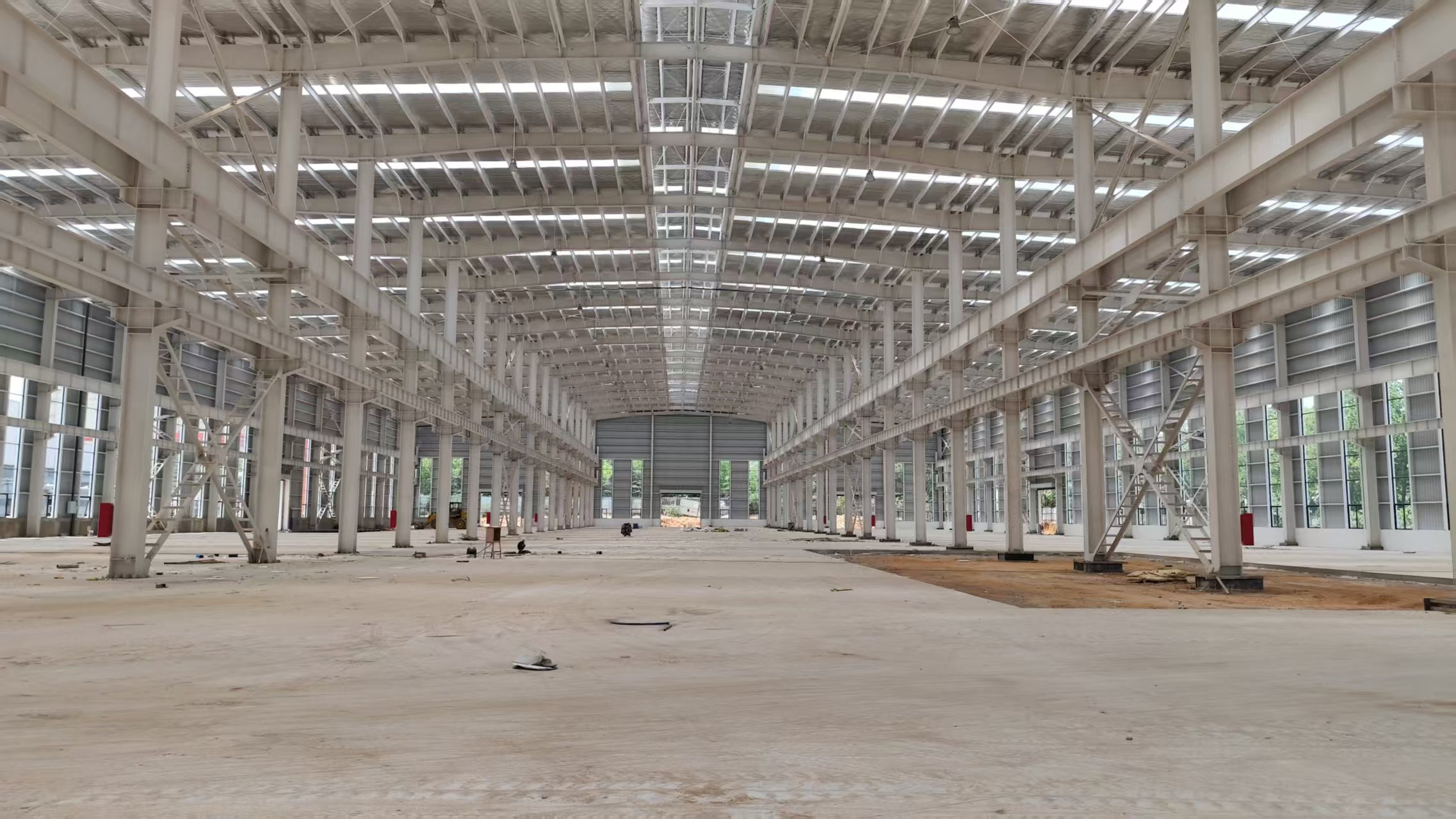 Prefabricated Steel Industrial Plant with Crane System: Heavy-Duty Operational Ready