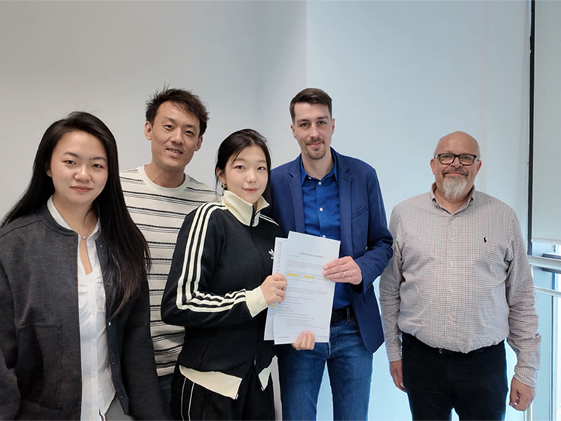Two Spanish clients signed contracts with our company to order laminate flooring, officially establishing an agency partnership