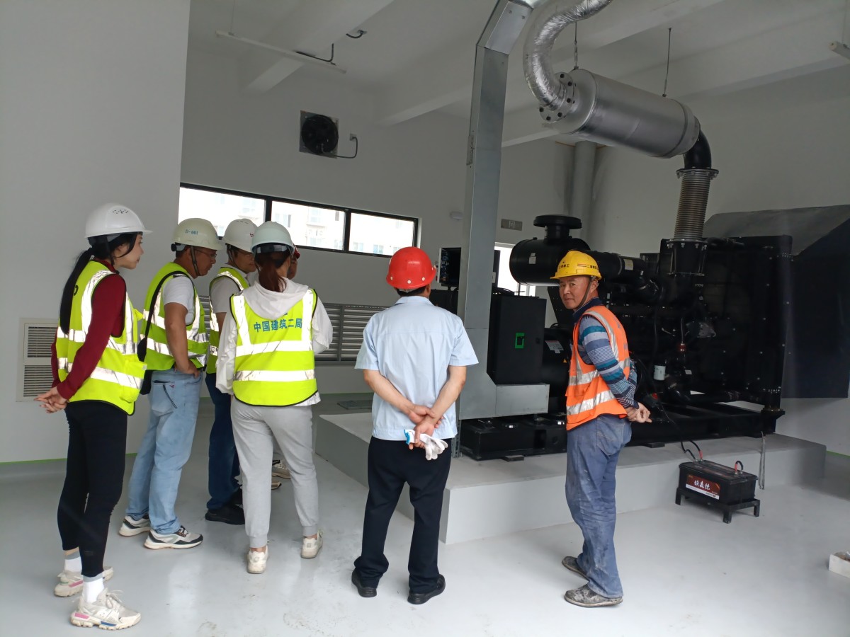 太仓400KW康明斯发电机组调试培训现场24.6 (13) تم تسليم مجموعة المولدات الخاصة بنا بقدرة 400KW من كامينز إلى إدارة سكك حديد الصين، وسيتم تقديم تدريب وتصحيح مباشر على الموقع لضمان استخدام أكثر كفاءة للآلة.