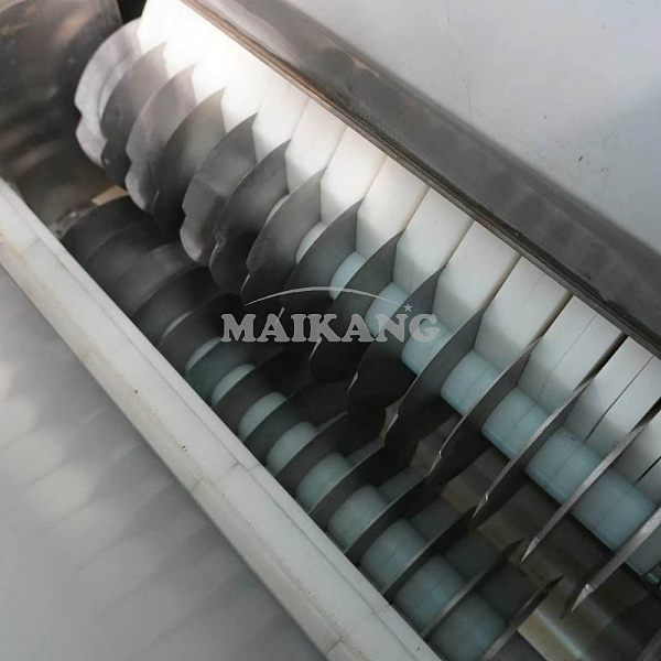 Equipped with food-grade stainless steel blades and UHMW-PE wear-resistant rollers, it effectively prevents clogging while gently pre-processing fruits before extraction.