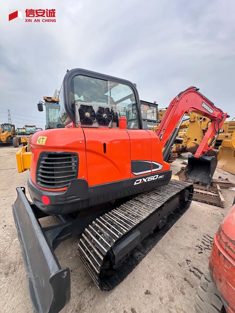 Tracked excavator