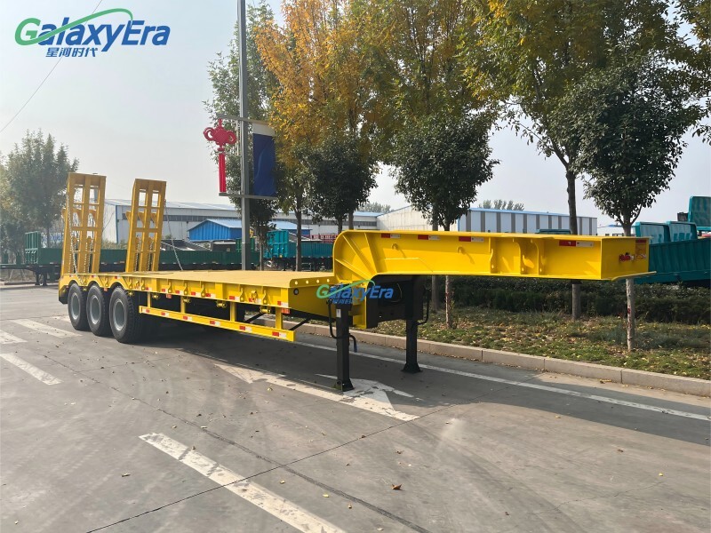 Camion à plateau ou remorque surbaissée pour le transport d’équipements de construction