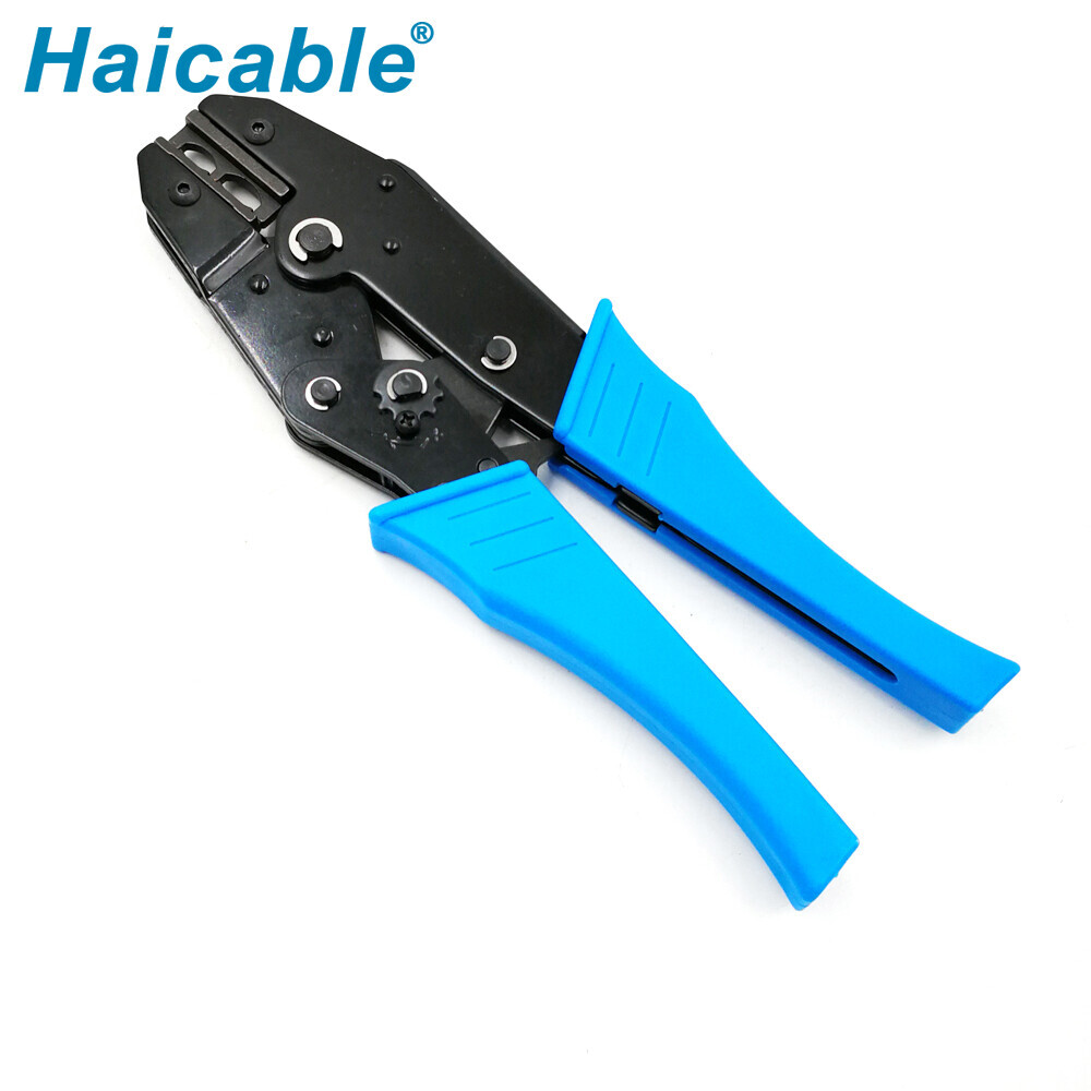 Bornes isolées et outils de sertissage pour connecteurs LX-18C