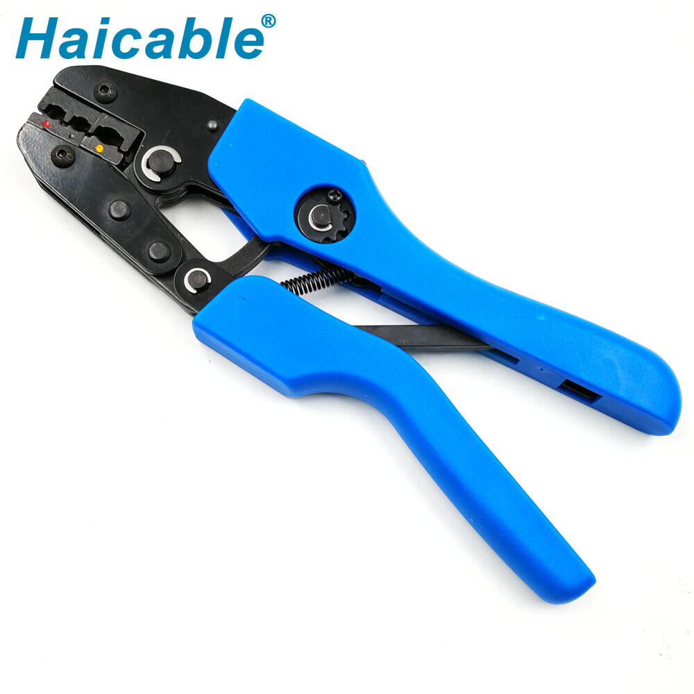 Bornes isolées et outils de sertissage de connecteurs AN-03C