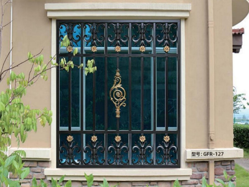 Retractable gate