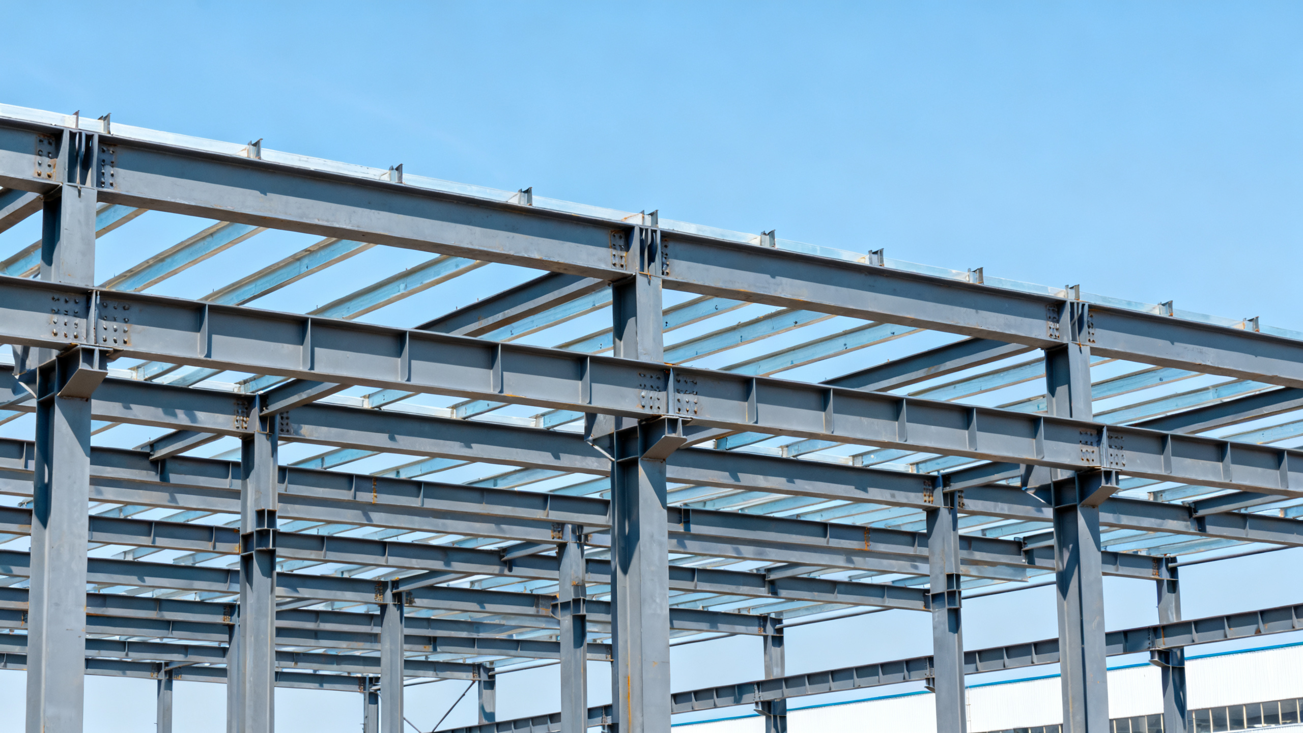 Por qué la viga I laminada en caliente sigue siendo esencial para el soporte estructural en grandes estructuras de acero
