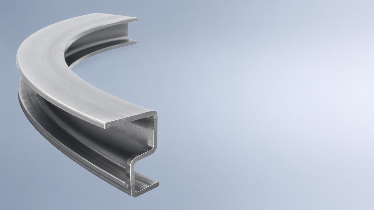 ¿Cuál es la pérdida de rendimiento típica durante la fabricación de acero estructural para miembros curvos?