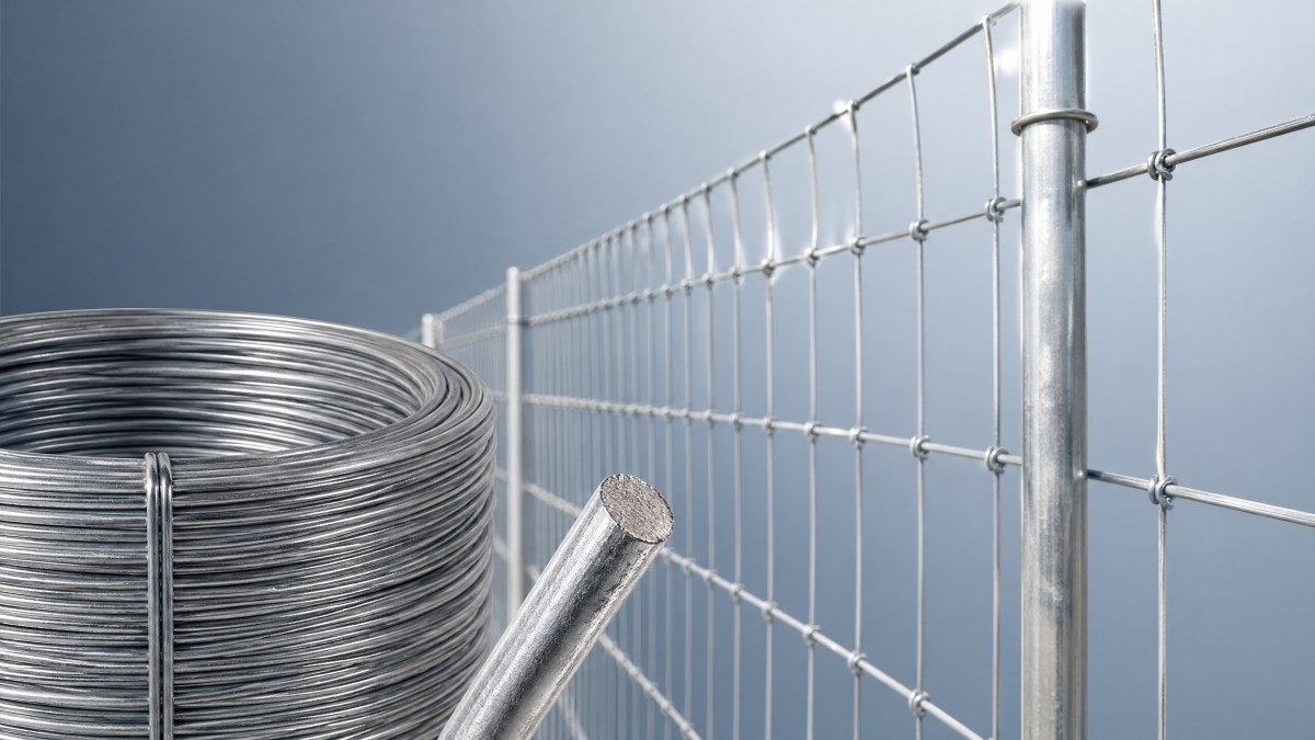 As pontas cortadas do arame de aço galvanizado para cercas enferrujam