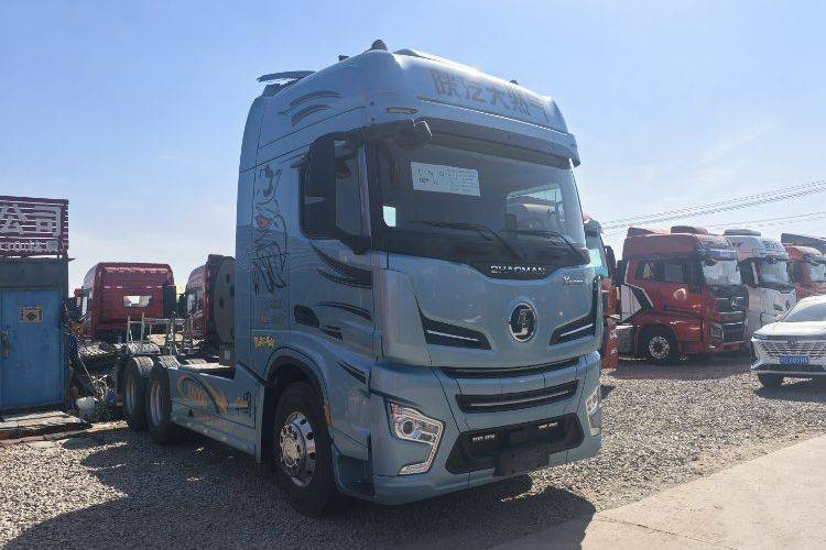 شاحنة جرار ديلونغ X6000 بقوة 590hp وتكوين 6x4 تعمل بالغاز الطبيعي المسال LNG وناقل حركة أوتوماتيكي، دفع مزدوج، شاحنة جرار مستعملة بمحرك Weichai.