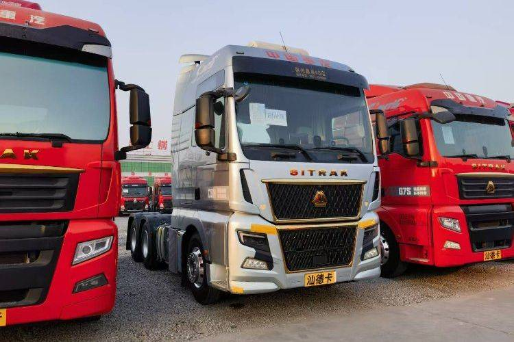 Sinotruk SITRAK C9H 14.6L diesel 680hp 6x4 ZF 12-speed AMT trator automático (padrão de emissão China VI), dupla tração, trator Weichai usado.