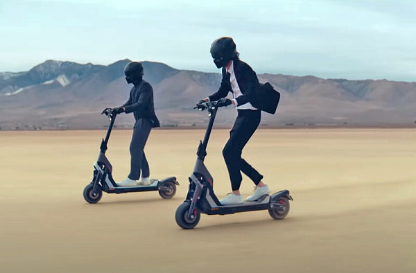 極速70km/h電動滑板車！可甩尾、爬坡、翹孤輪《Segway》SuperScooter GT