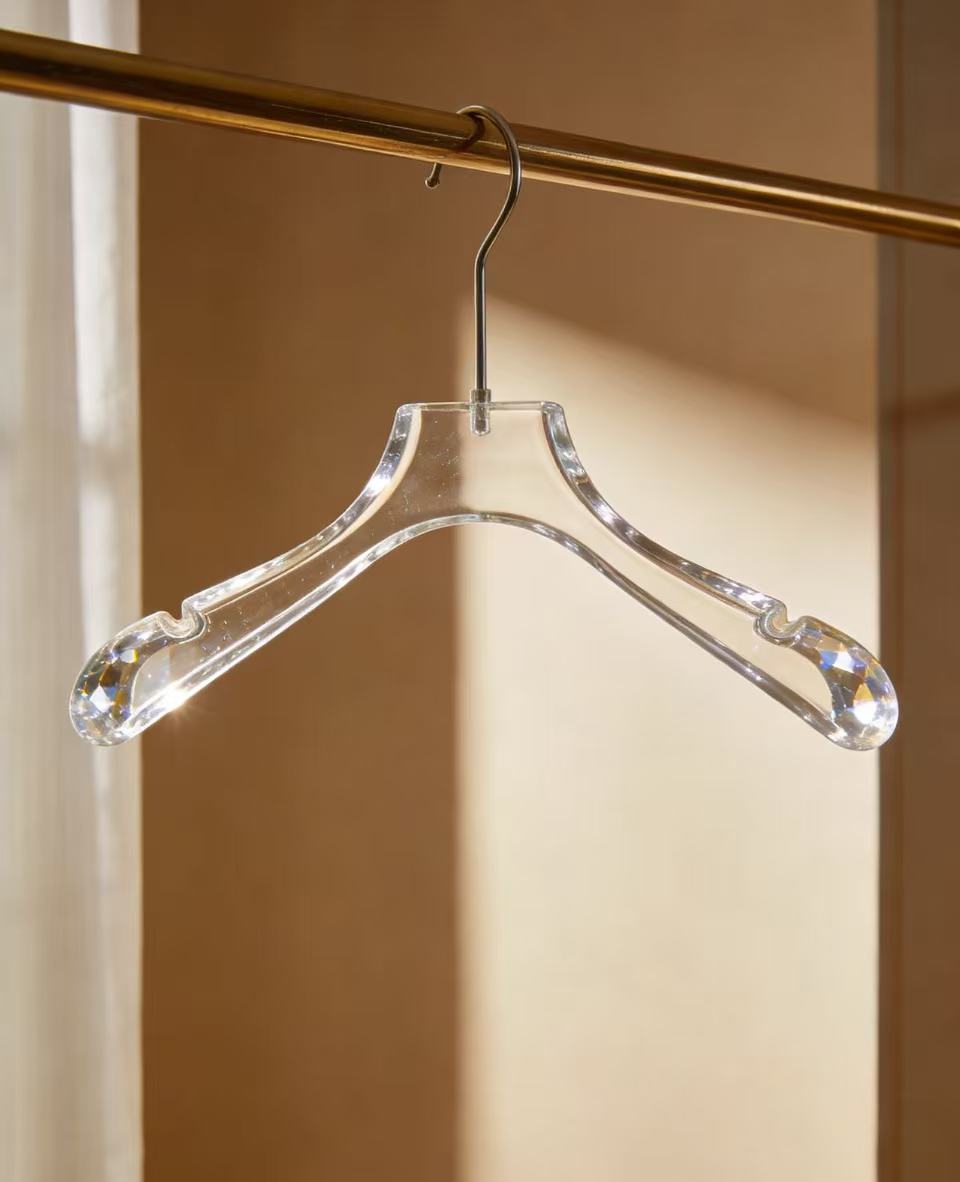 Acrylic hangers: The invisible storage aesthetics of a refined life