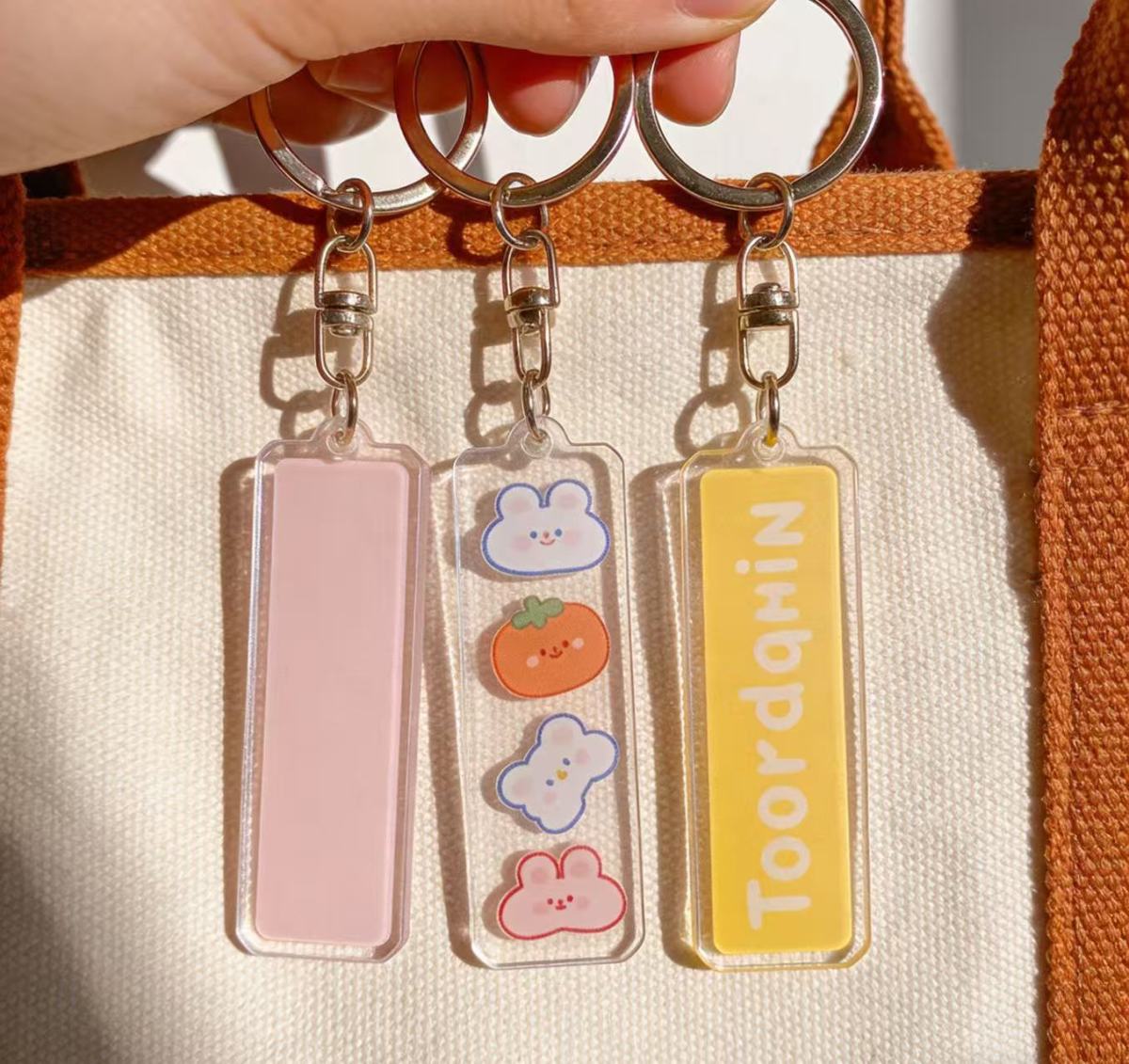 亚克力钥匙扣1 Elegant acrylic keychain, adding a touch of ceremony to your travel experience