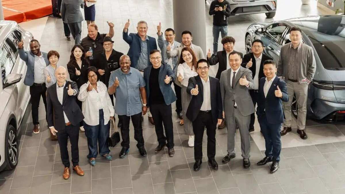 Showing Customers around the Zhengzhou Nissan Production Workshop
