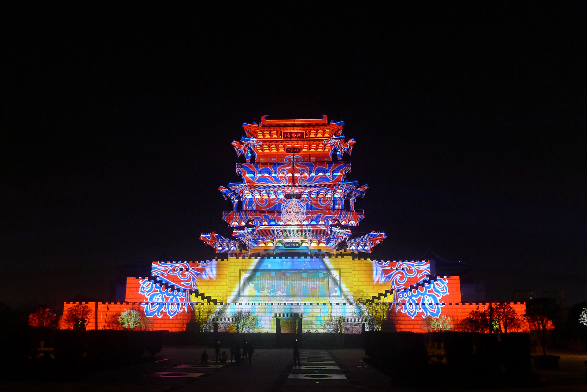 How to Select a Laser Engineering Projector for Large Outdoor Facades
