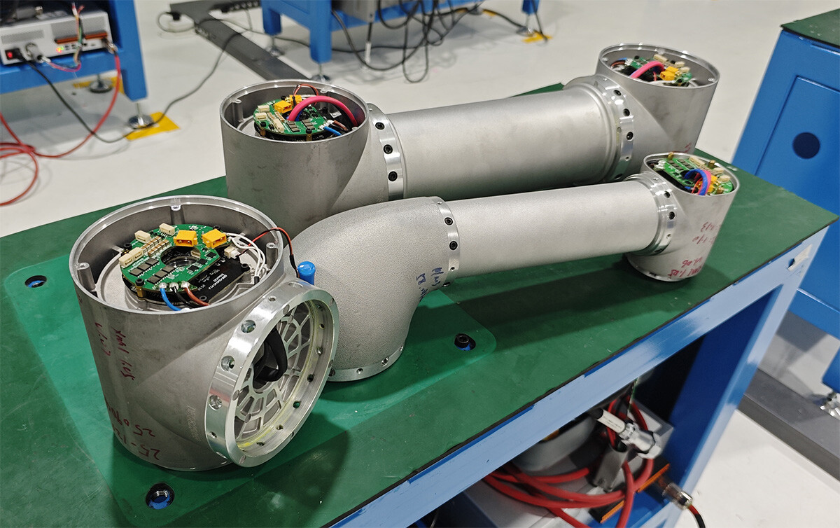 La synergie entre l'entraînement harmonique et le moteur servo accélère la miniaturisation des bras robotisés industriels