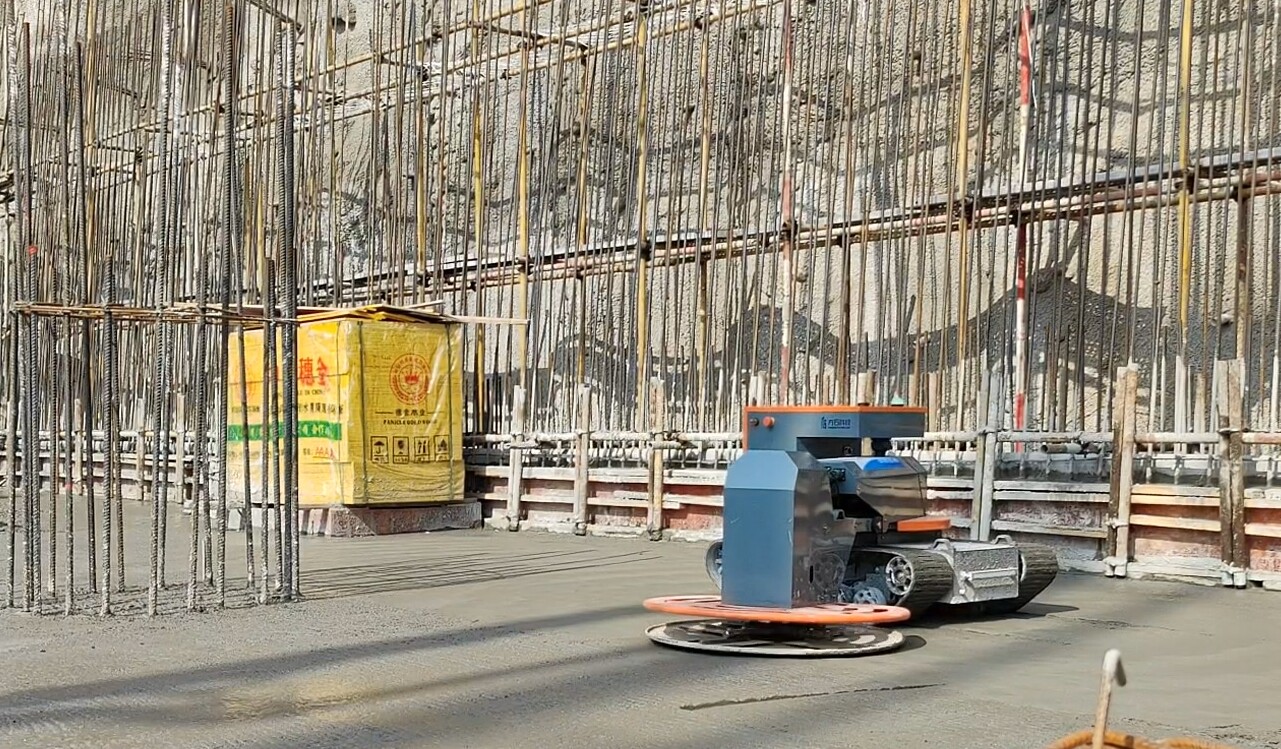 Robot de construction pour coulage du béton avec boîte de réduction rv