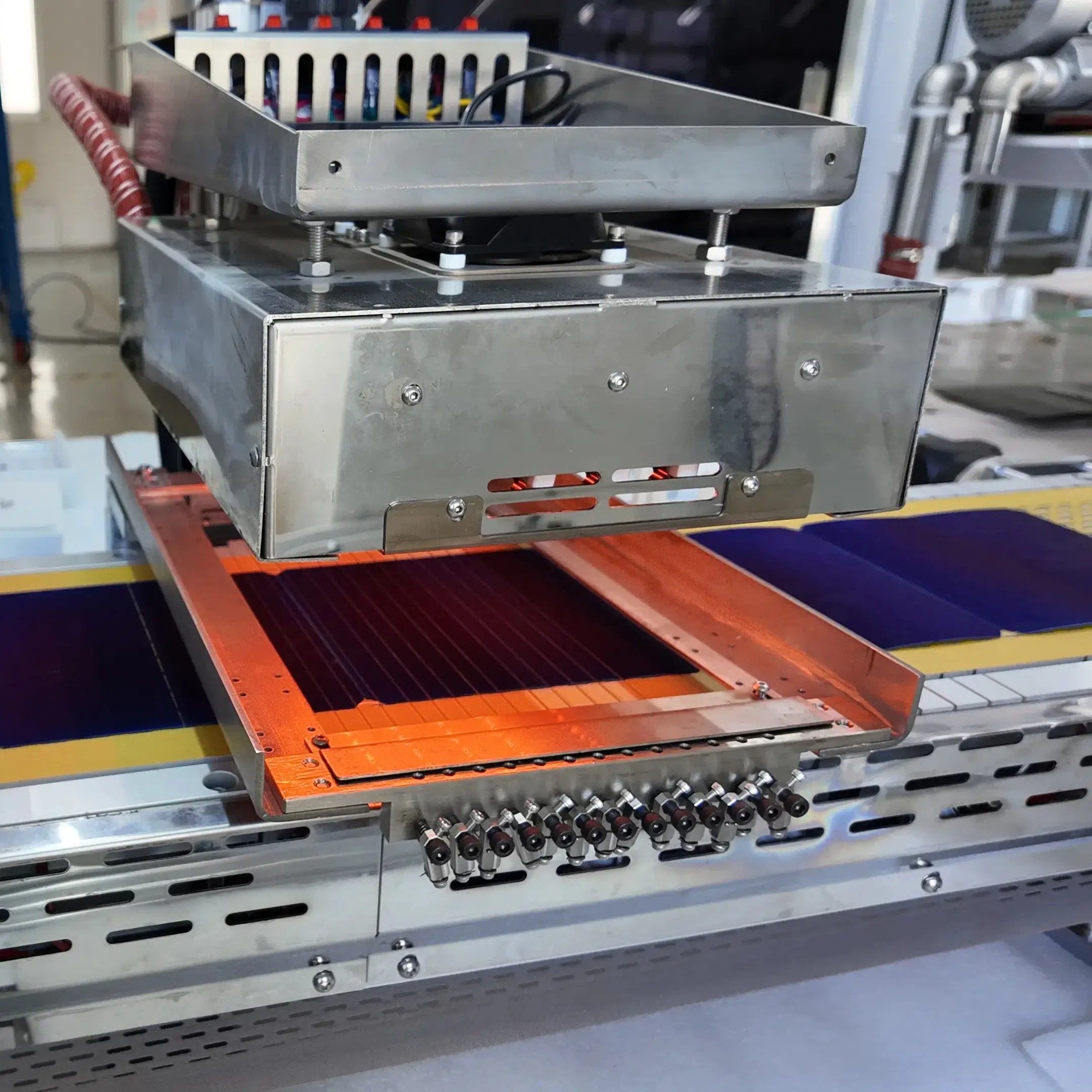 Module à moteur linéaire pour les machines de connexion de cellules solaires