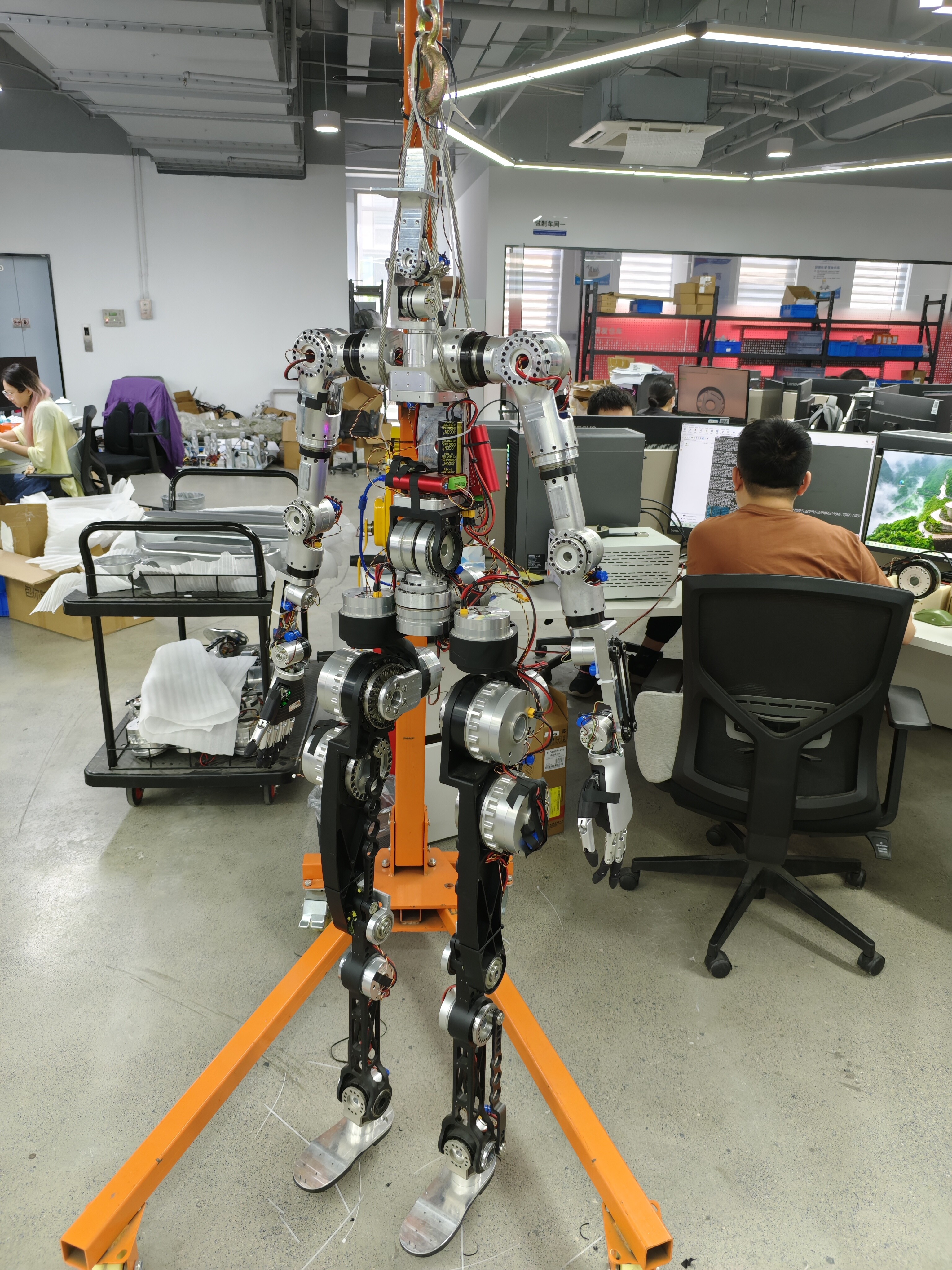 Robot humanoide con motor armónico