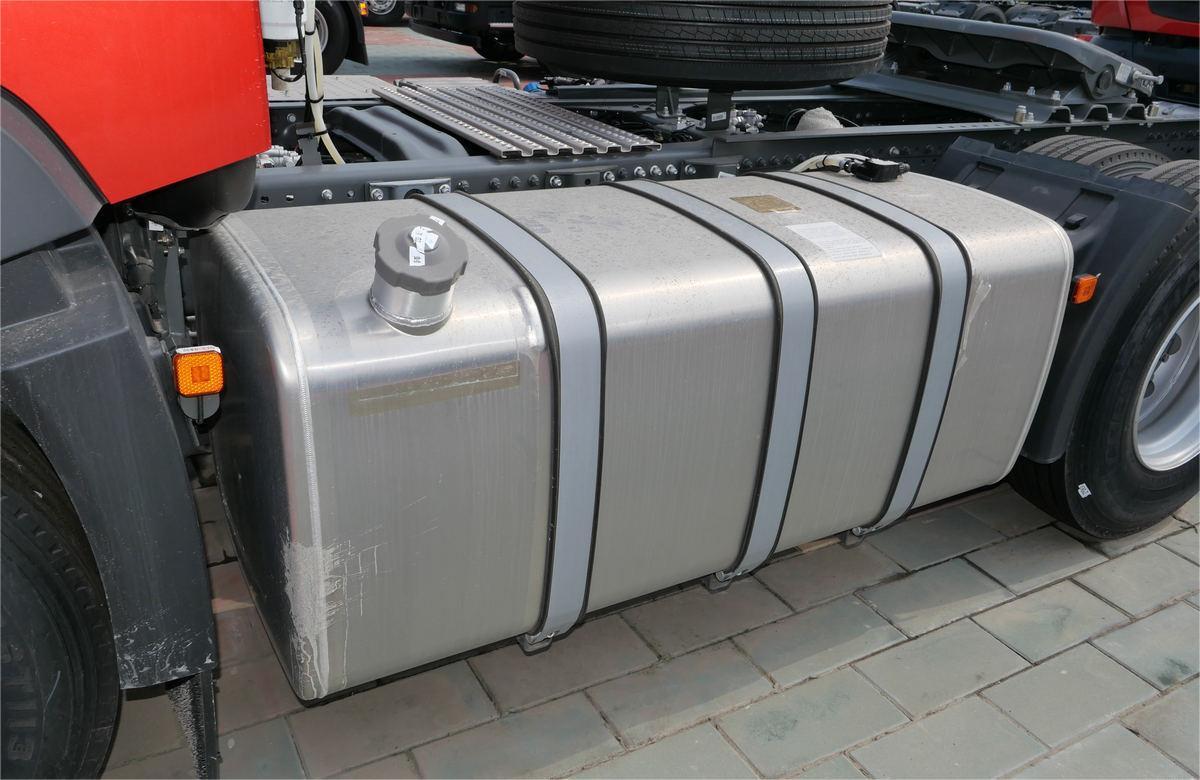 HOWO TX 430HP tractor truck fuel tank detail for long distance logistics HOWO TX 430HP tractor truck fuel tank detail for long distance logistics