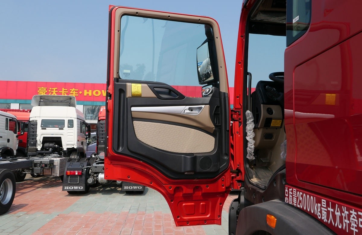 HOWO TX 430HP tractor truck driver side door detail showing handle and cabin access 1246980.jpg_1200x800
