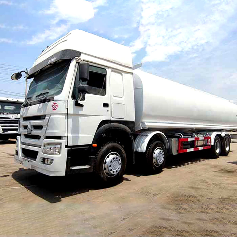 HOWO 8×4 Heavy Duty Fuel Tank Truck