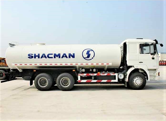 Shacman F2000 heavy duty water tanker truck side view showing tank body and frame configuration Shacman F2000 heavy duty water tanker truck side view showing tank body and frame configuration