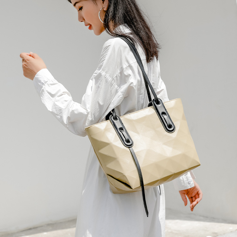 Bag for women 2024 summer new niche business commuting versatile simple shoulder bag diamond grid reverse sticker tote bag Bag for women 2024 summer new niche business commuting versatile simple shoulder bag diamond grid reverse sticker tote bag