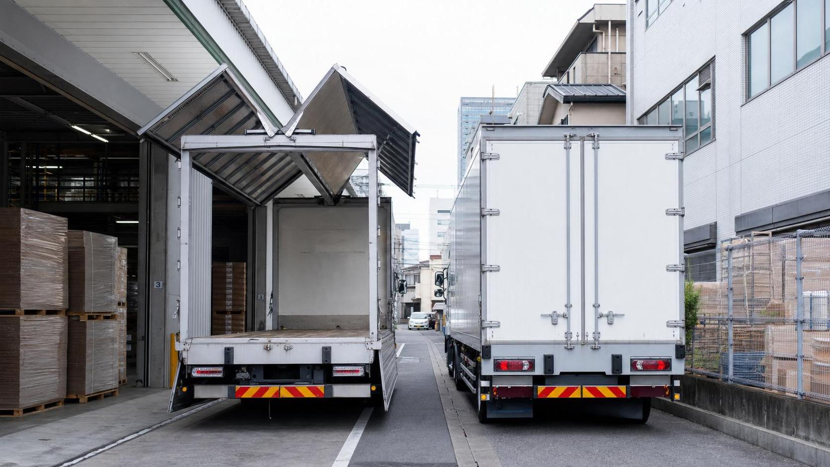 Wing Van vs Box Trailer: Which Fits Urban Freight Better?