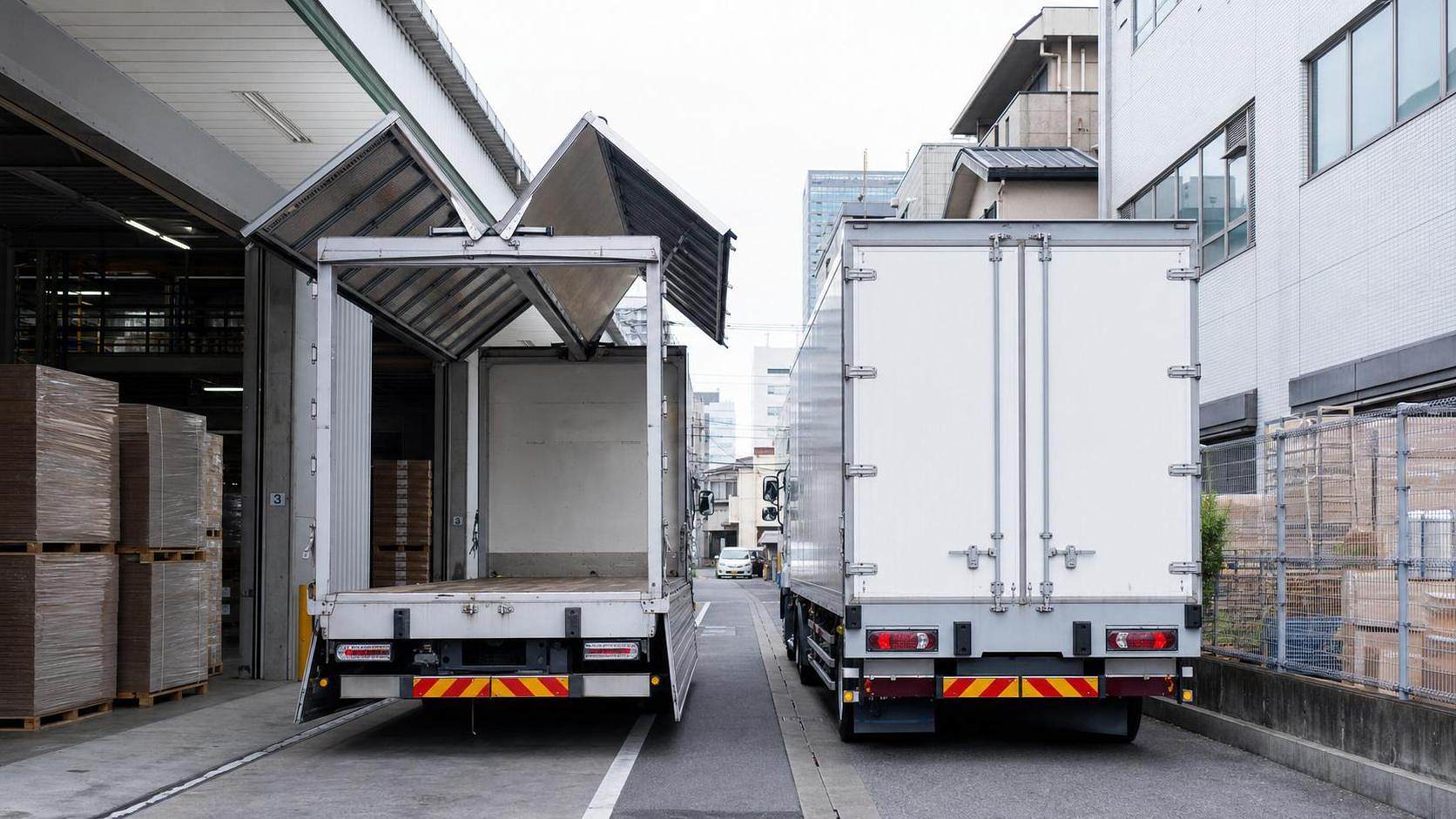 Wing Van vs Box Trailer: Which Fits Urban Freight Better?