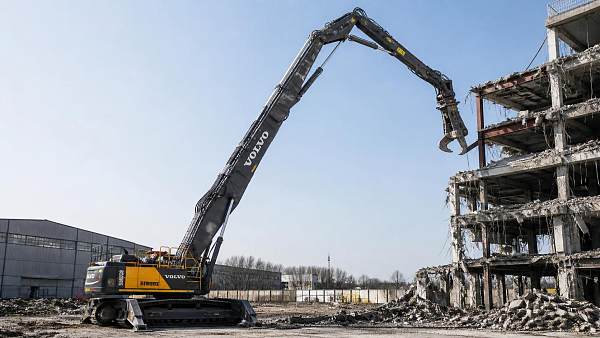 How to Choose an Excavator for Demolition Based on Reach, Attachment Weight, and Jobsite Risk
