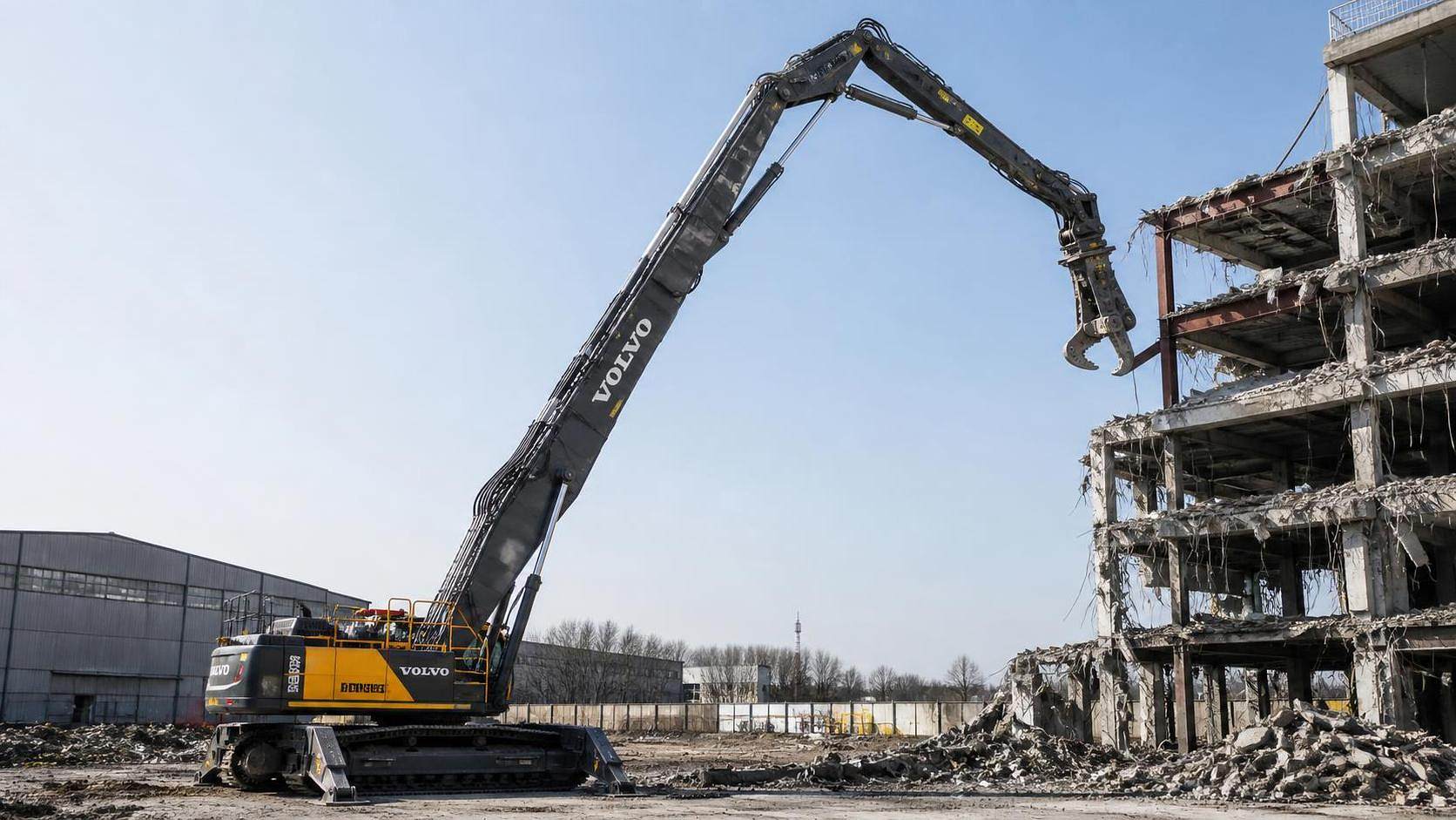 How to Choose an Excavator for Demolition Based on Reach, Attachment Weight, and Jobsite Risk