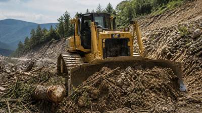 How to choose the right BULLDOZER for land clearing on rough terrain