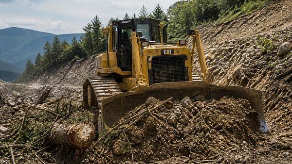 How to choose the right BULLDOZER for land clearing on rough terrain