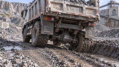 When does a truck off road setup need locking differentials?