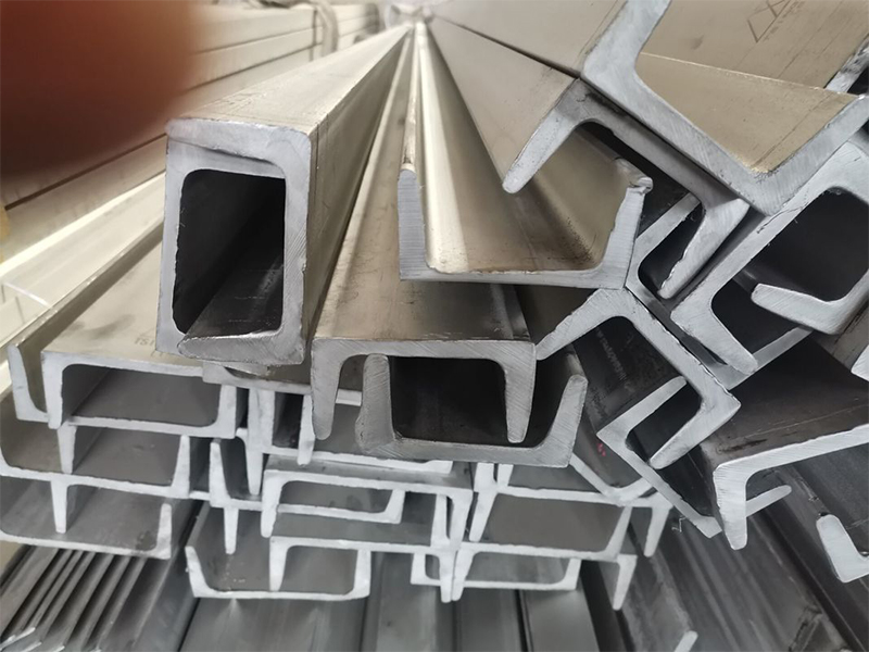 Which factors should you prioritize when selecting a carbon steel pipe manufacturer?