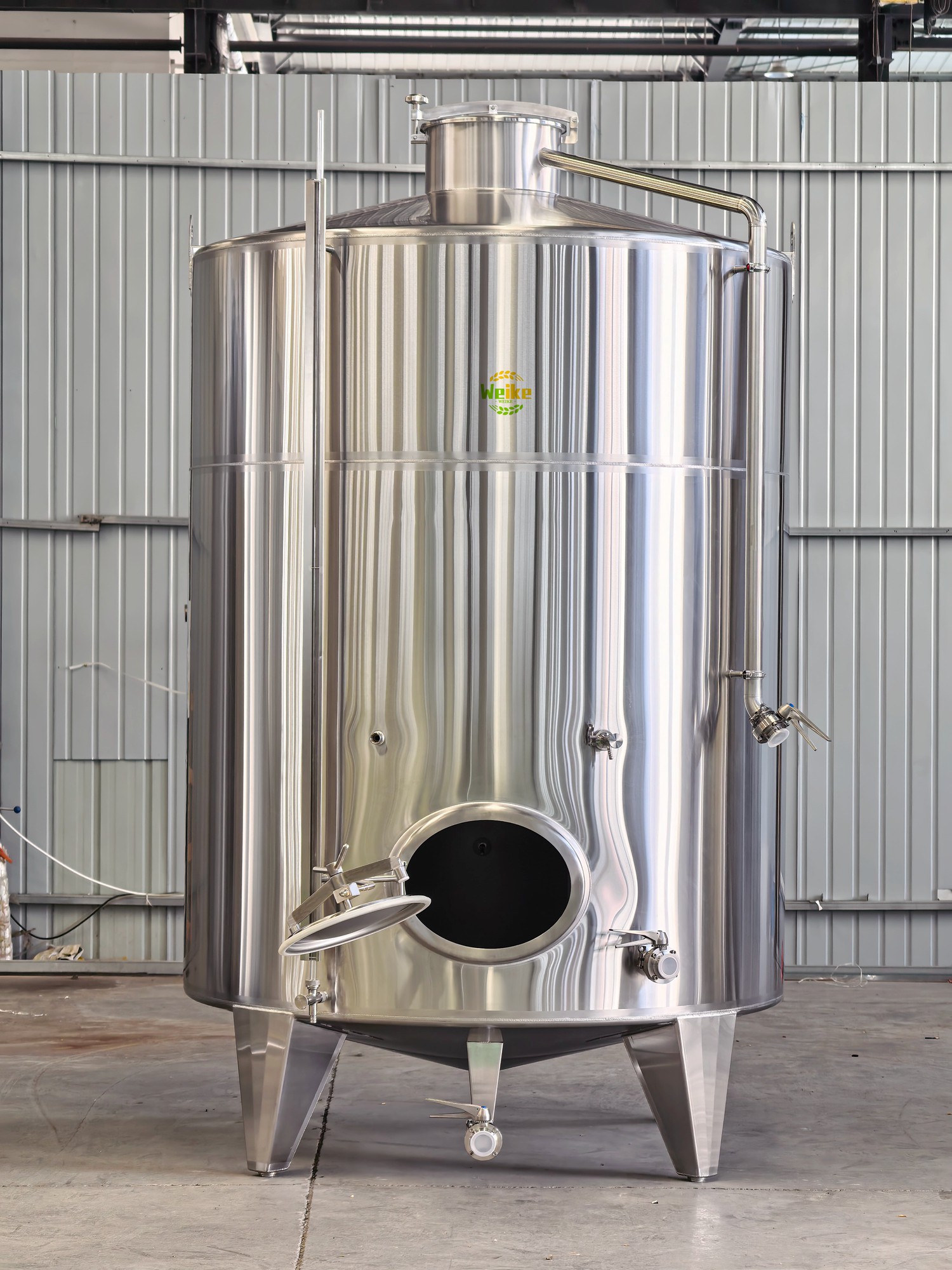 What determines the total price of a 5000L liquor storage tank